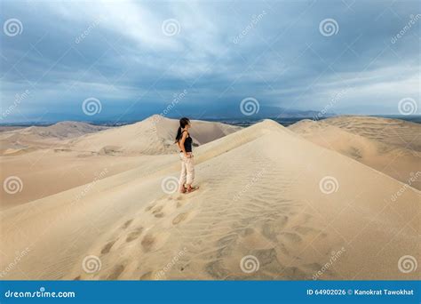 Dunas De Arena En El Desierto De Huacachina Ica Region Foto De Archivo