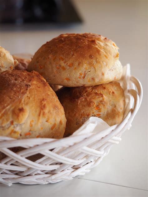 Nemme koldhævede gulerodsboller Friskbagt morgenbrød