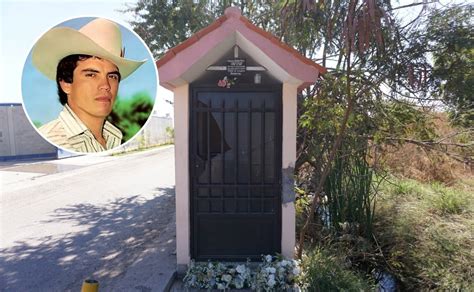 Chalino Sánchez sigue vivo en Culiacán le siguen llevando ofrendas