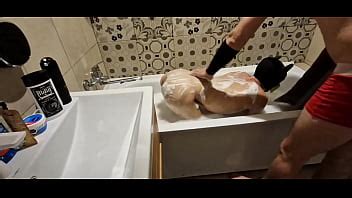 Masajea a un joven desconocido en el baño La exclusiva arrogante XVIDEOS