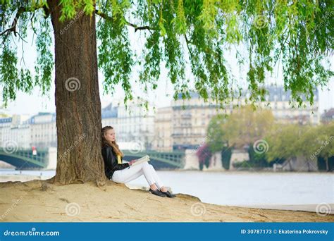 Fille Lisant Un Livre Sous L arbre Image stock Image du littérature