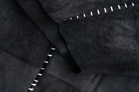 Detalle De Una Chaqueta De Ante Negro Con Pespuntes En Contraste En