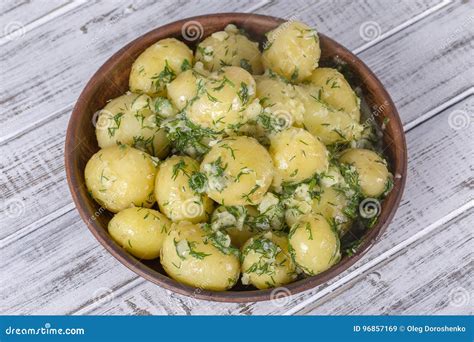 Gekookte Aardappels Met Dille Knoflook En Boter In Een Plaat Op Houten