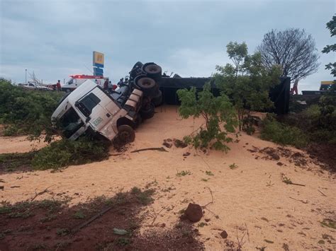 Batida entre dois caminhões deixa uma pessoa morta na BR 153 em Prata