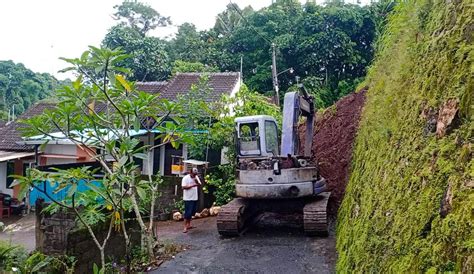 Dandim Tabanan Buka Akses Jalan Tertimbun Longsor Di Perumahan Sandan