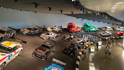 Das Mercedes Benz Museum In Stuttgart Zeigt Legenden Auf Vier R Dern