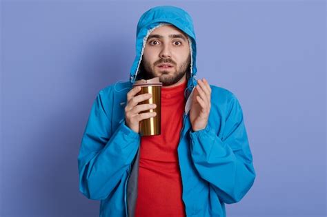 Homme Portant Une Veste Et Une Chemise Rouge Boire Du Café Contre Le