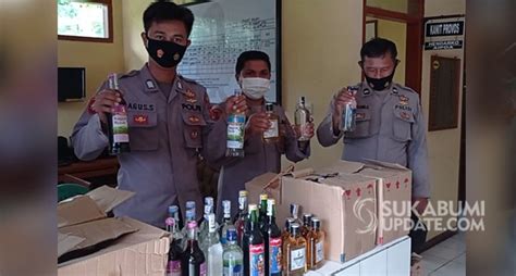 Polisi Sita Ratusan Botol Miras Dari Kawasan Pantai Ujung Genteng