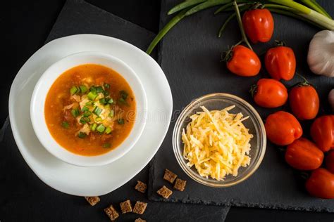 Sopa Caseiro Do Creme Do Tomate Do Vegetariano Na Bacia Branca Na