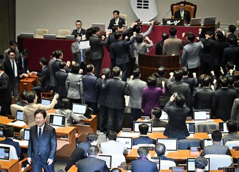 단상 몰려간 與 의원들 한국일보