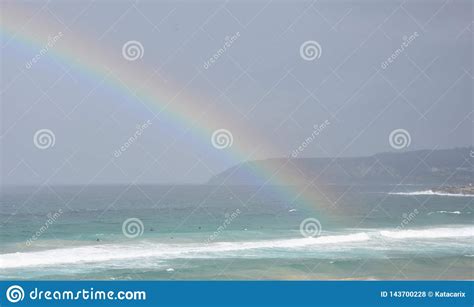 Paisaje Marino Con El Arco Iris Multicolor Hermoso Sobre El Mar Foto De