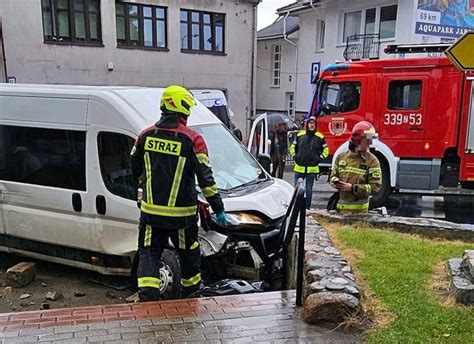 O krok od tragedii na drodze Dostawczak potrącił grupę osób RMF 24