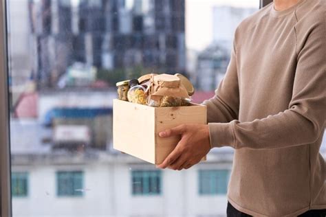 Premium Photo Volunteer With Box Of Food For Poor Donation Concept