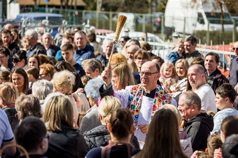 Święconka 2024 w Bydgoszczy Tłumy wiernych w kościołach zdjęcia