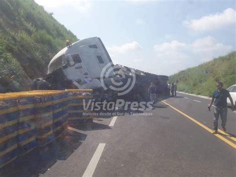 Vuelca tráiler con cajas de pollos Vista Press Noticias