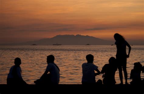 gambar manusia pantai laut lautan bayangan hitam matahari