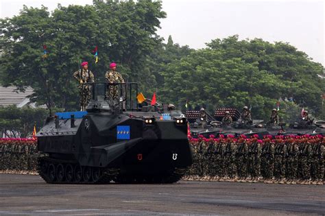 FOTO Atraksi Kendaraan Tempur Meriahkan Peringatan HUT Ke 73 Korps Marinir