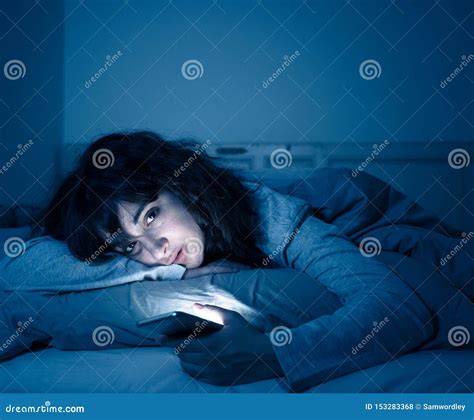 Mujer Latina Atractiva Enviciada Al Tel Fono M Vil Y Al Lat De Internet Foto De Archivo Imagen