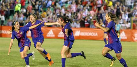 Laura R Fols Se Despide Manteada Y Con La Senyera En La Copa