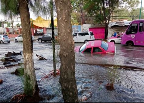 Cdmx Megafuga De Agua Afecta A Vecinos De Iztapalapa Un Taxi Cay En