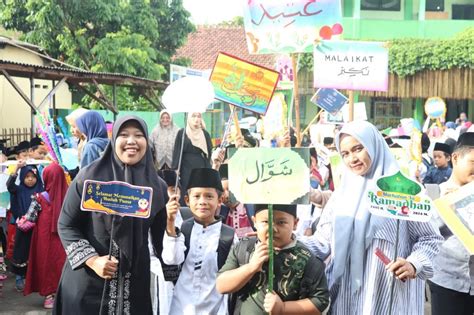 Kemeriahan Pawai Taaruf Di MI Islamiyah Dalam Menyambut Bulan Suci