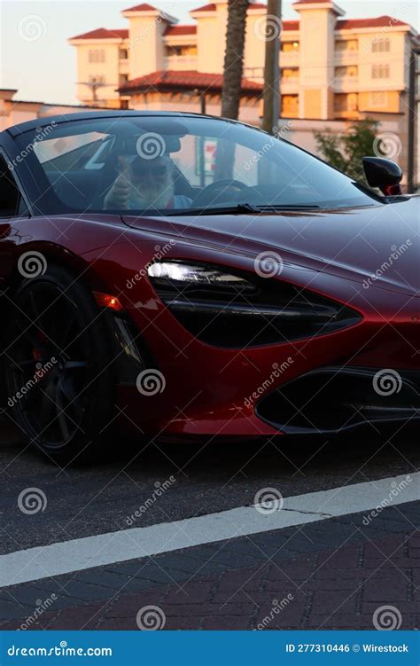 Vertical De Um Carro Esportivo Vermelho Estacionado Em Uma Rua