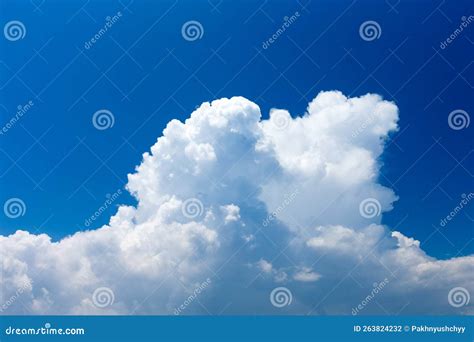 Fondo Azul Del Cielo Con Nubes Foto De Archivo Imagen De Belleza