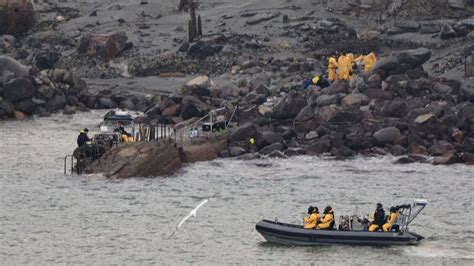 White Island Volcano How Are Bodies Being Recovered Bbc News