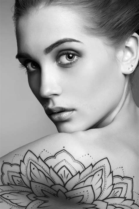 Jeune Femme Blonde Avec Le Tatouage Belle Fille Blonde Image Stock