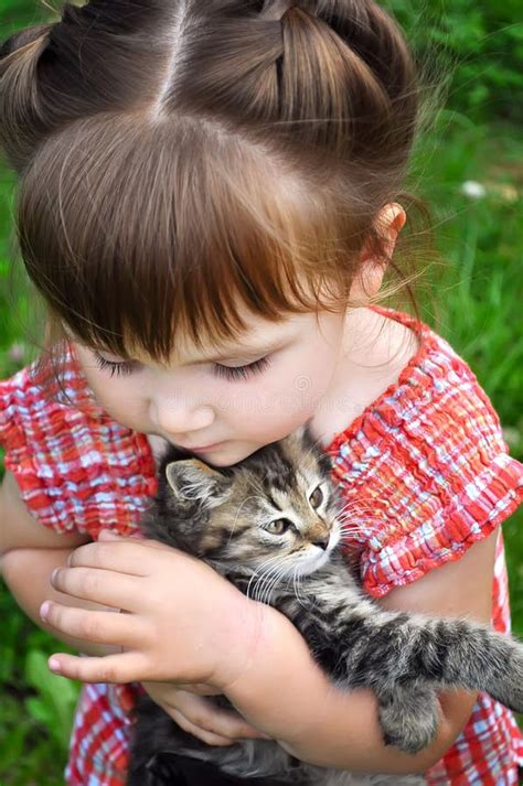 182 Caresse De Jeune Fille Avec Le Chaton Photos Libres De Droits Et Gratuites De Dreamstime