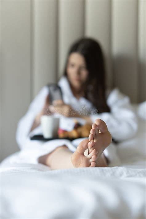 Ein Glückliches Mädchen Das Nachher Sex Hat Mädchenträume Des Sexs Vergnügen Von Jungen