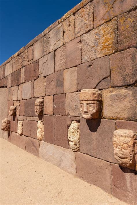 Esculturas Faciales Humanas Tiwanaku Bolivia Foto De Archivo Imagen