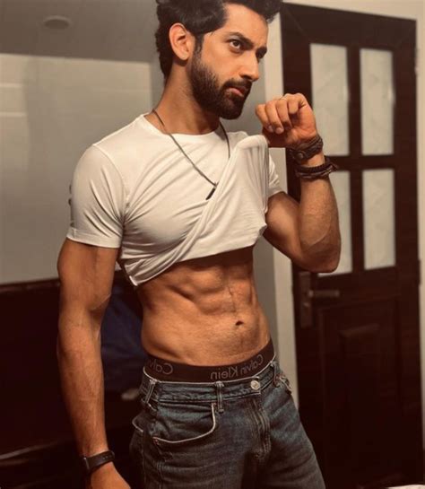 Shirtless Bollywood Men Karan Vohra Flashes His Hot Bod Wow