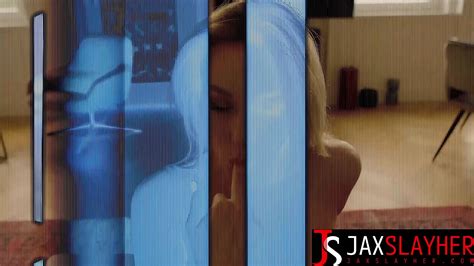 Karina King blonde excitée chevauche une grosse bite noire lui donne