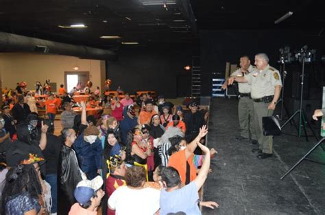 Abuelitos Sacan Sus Mejores Disfraces Para Festejo De Halloween Y Se