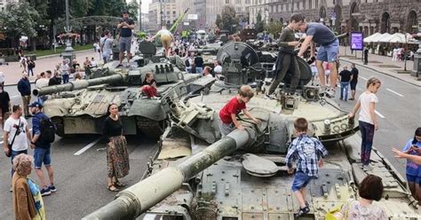 Ucrânia organiza desfile de tanques russos capturados