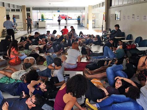 G Estudantes Da Unb Fazem Deita O Em Pr Dio De Rela Es