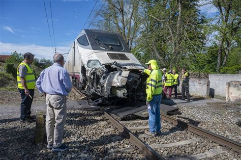 Muere El Conductor De Un Tractor Arrollado Por Un Alvia En Arenas De