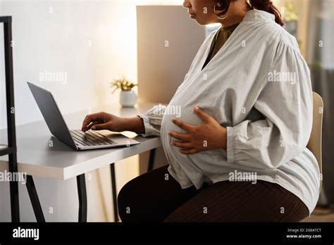 Dicker bauch frau mature Fotos und Bildmaterial in hoher Auflösung Alamy