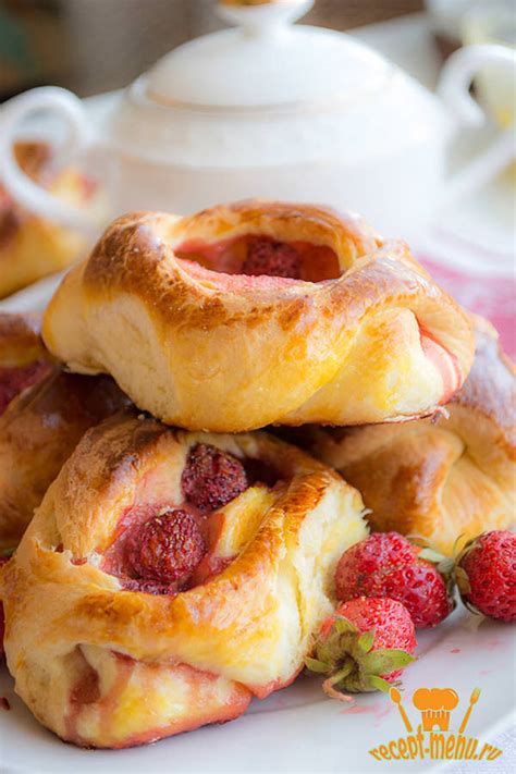 Булочки с клубникой
