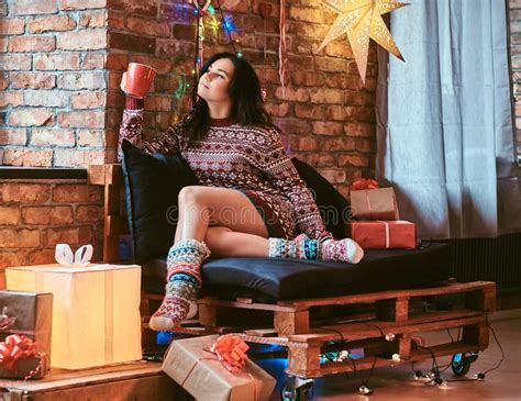 Mooi Meisje Dat In Bikini Om Legt Het Strand Stock Afbeelding Image Of Mooi Ruimte