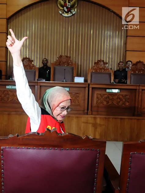 Atiqah Hasiholan Datangi Sidang Ratna Sarumpaet Bareng Kakak Kakaknya