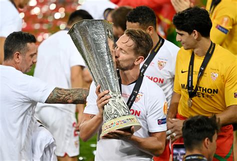 El Sevilla Levanta Su Sexta Copa De Europa League Tras Vencer 3 2 Al Inter