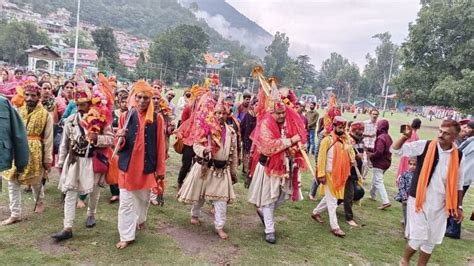 Manimahesh Yatra 2023 Devotees Pays Obeisance Sing Bhajans Of Lord