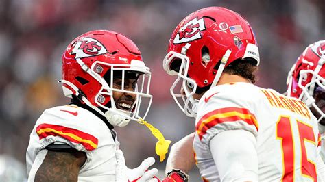 Patrick Mahomes Sets Nfl Record As Chiefs Clinch Afcs Top Seed Bye Week With Win Over Raiders