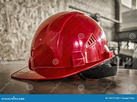 Capacete De Seguran A Vermelho Em Uma Tabela Imagem De Stock Imagem