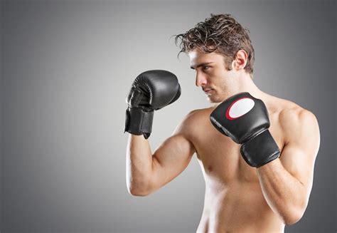 Dos jóvenes boxeadores uno frente al otro en un partido Foto Premium