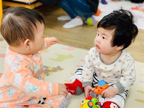 생후 7개월 아기 발달 어린이집 짚고 일어나기 앉아있기 이유식 분유량 분리불안 장난감 보행기 키 몸무게