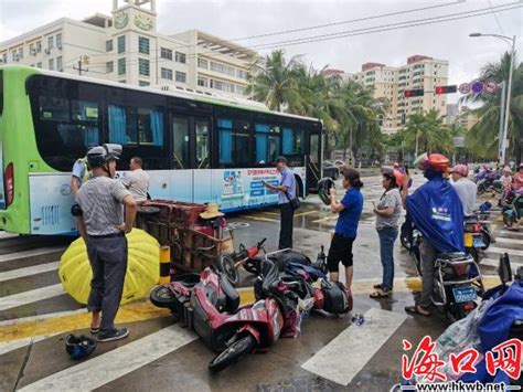 “我好好的在这里等红绿灯就被撞了”海口金濂路发生一起交通事故1人受伤海口网