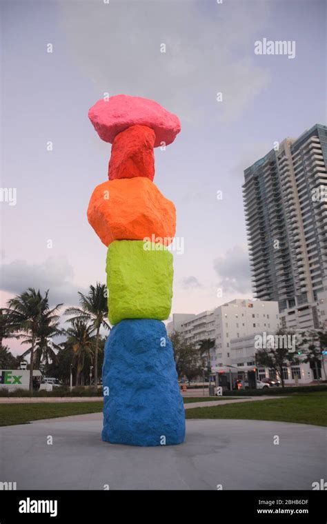 Escultura Miami Mountain Por Ugo Rondinone 2016 El Museo De Arte